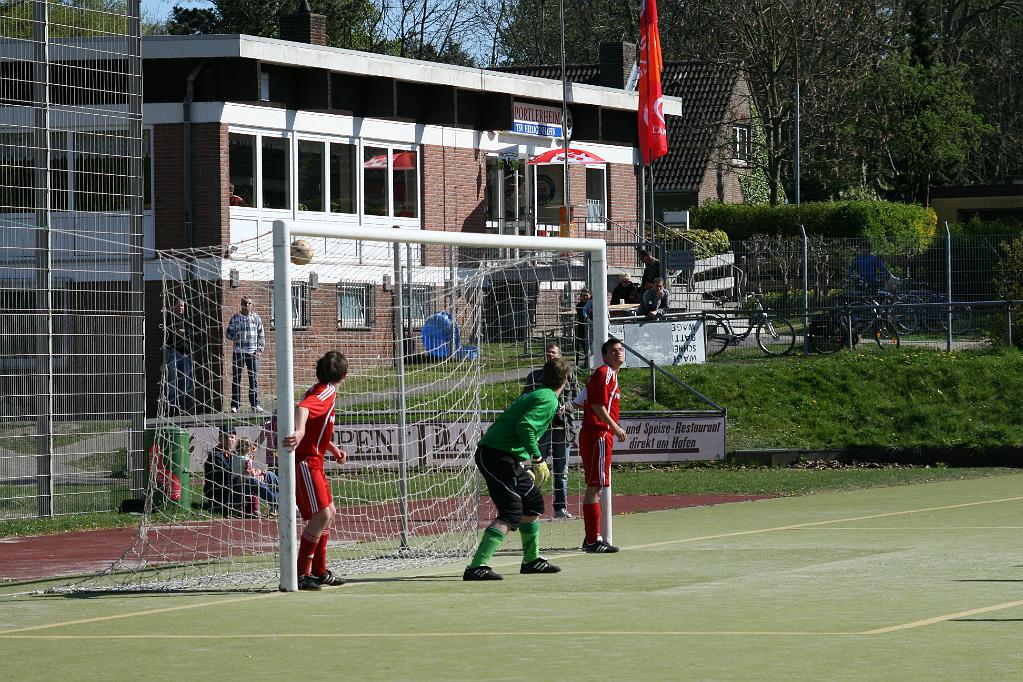 Hhafen-Sereetz 3-0 060.jpg - Glück gehabt.